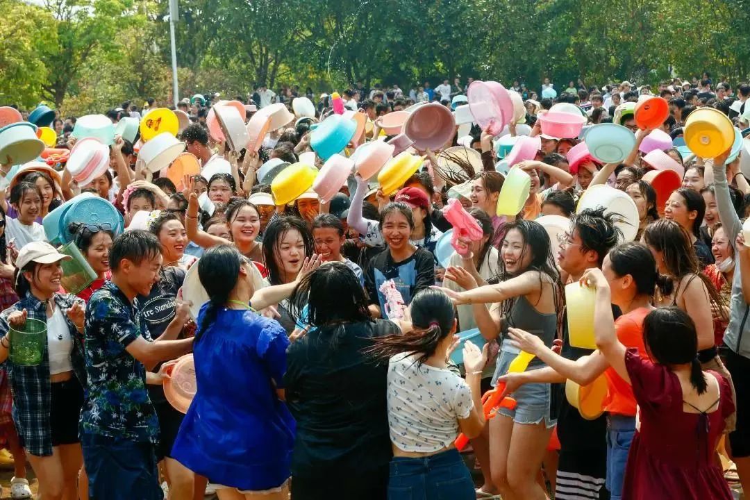 普院师生共同欢度泼水节