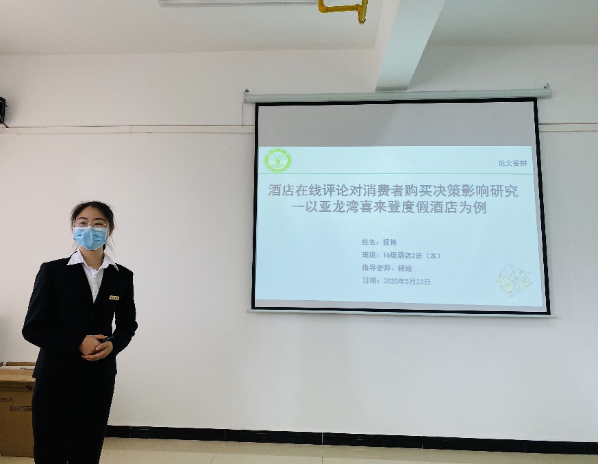 图片包含 室内, 男人, 站, 房间描述已自动生成