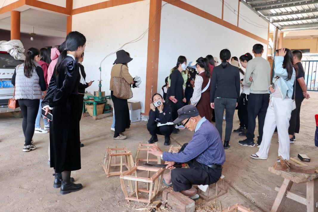 F:\2024.1.14-1.18-澜沧、孟连寒假社会调研\2024.1.14-1.18-澜沧、孟连寒假社会调研-修图\2024.1.17-陇海傣族村小组、边防检查站、实验田、宾弄赛嗨纪念馆、来珠克咖啡庄园\IMG_7901(20240117-194841).JPG