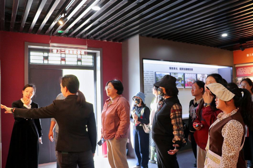 F:\2024.1.14-1.18-澜沧、孟连寒假社会调研\2024.1.14-1.18-澜沧、孟连寒假社会调研-修图\2024.1.17-陇海傣族村小组、边防检查站、实验田、宾弄赛嗨纪念馆、来珠克咖啡庄园\IMG_7893(20240117-194635).JPG