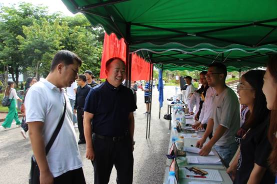 说明: H:\www.2396196827.com
照片\2019年\9月\成文章校长调研新生报到现场\IMG_5927.JPG